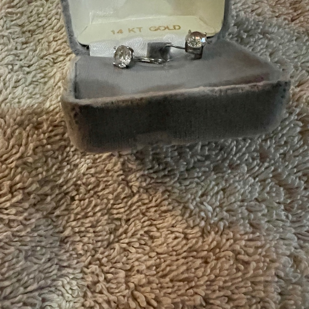 14 kt white gold CZ earrings